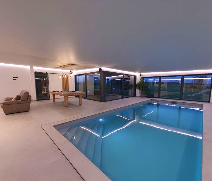 plafond-tendu-piscine-poolhouse.jpg