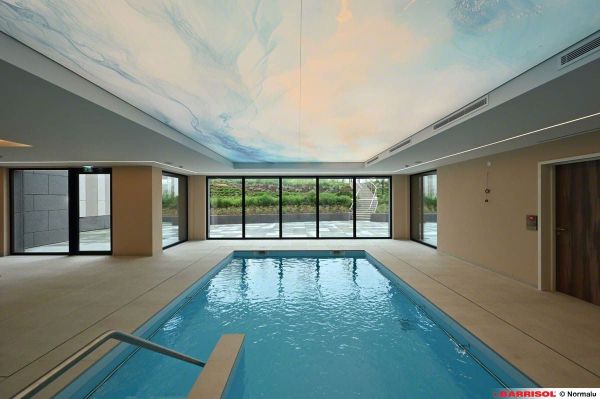 Residence-gallery-plafond-tendu-deco-piscine.jpg