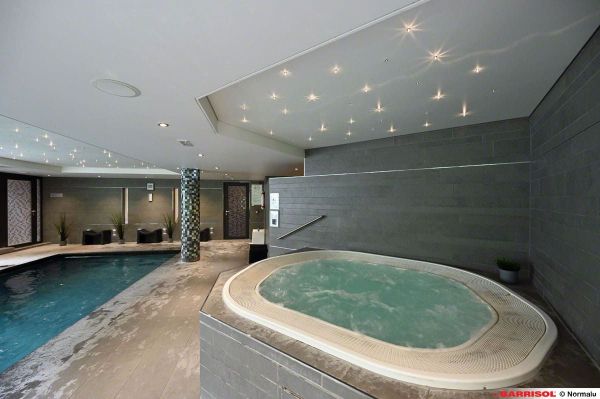 plafond-tendu-martins-hotel-jacuzzi-piscine.jpg