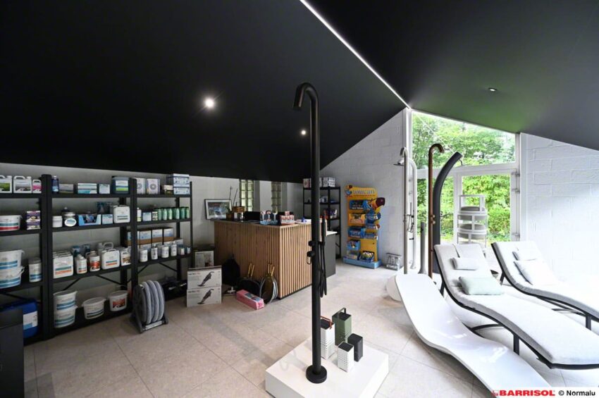 Toile tendue noire mat avec spots