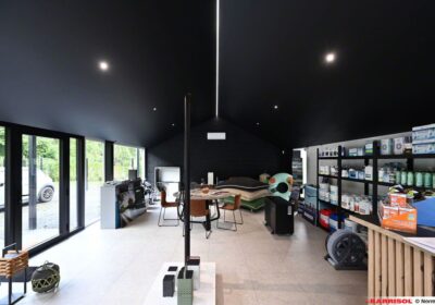 Pose d’un plafond tendu noir avec spots lumineux chez Grenson Piscines