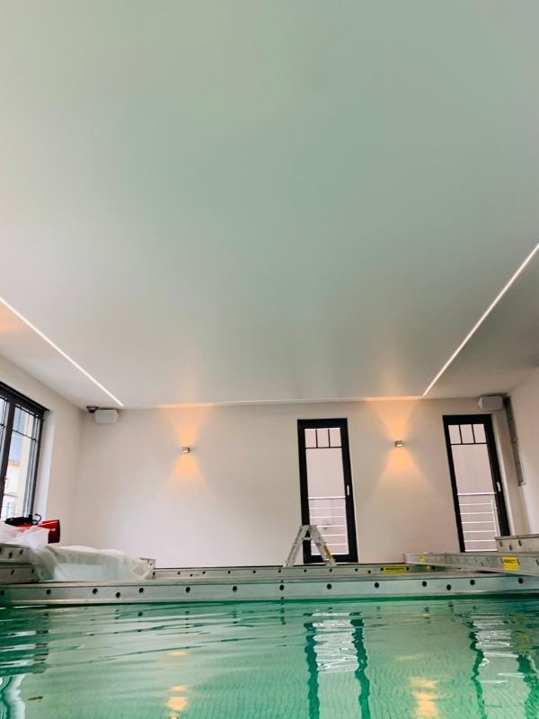 Plafond tendu blanc pour piscine intérieure