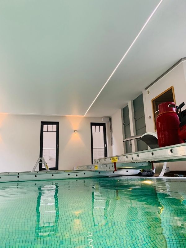 Pose plafond tendu blanc mat pour piscine