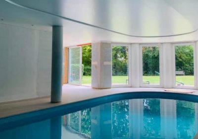 Installer un plafond tendu dans une piscine intérieure, un gage de qualité et de durabilité