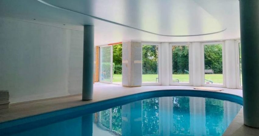 Installer un plafond tendu dans une piscine intérieure, un gage de qualité et de durabilité