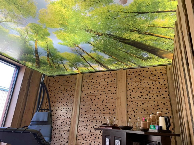 Installation d’un plafond tendu imprimé et rétro éclairé