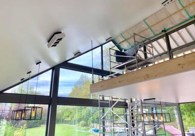 Plafonds tendus en pente dans une nouvelle construction