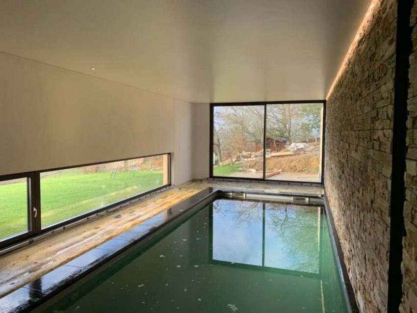 Installation de plafond tendu dans une piscine intérieure à Dinant