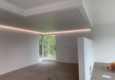 Installation de plafond tendu avec gorges lumineuses
