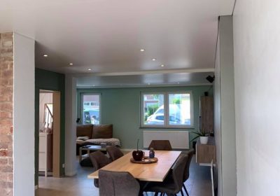 Pose de plafond tendu dans un séjour spacieux