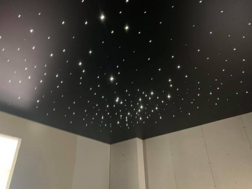 Plafond tendu effet nuit étoilée