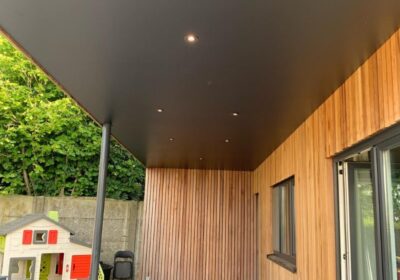 Installer un plafond tendu à l’extérieur : bonne ou mauvaise idée ?