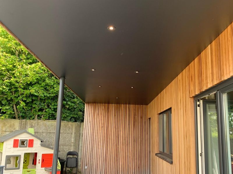 Installer un plafond tendu à l’extérieur : bonne ou mauvaise idée ?