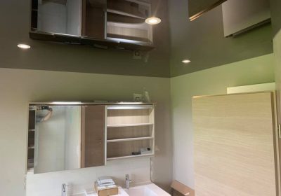 Installation de plafond tendu noir laqué dans une salle de bains