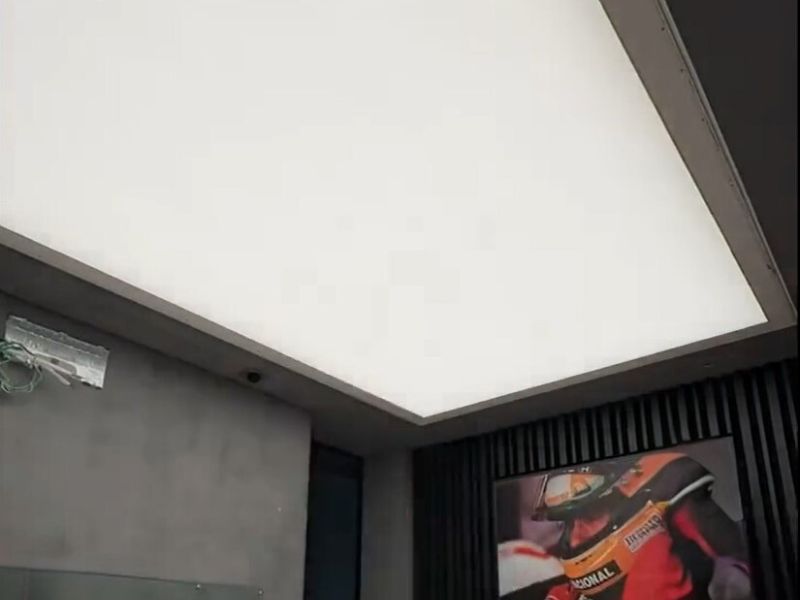 Pose d’un plafond acoustique et lumineux dans un prestigieux garage McLaren