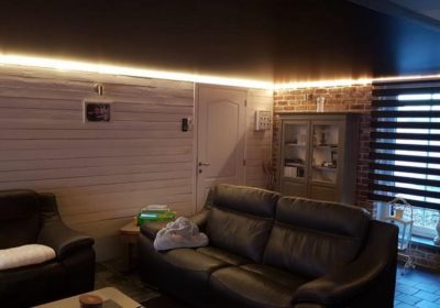 Installation d’un plafond tendu noir satin avec LED