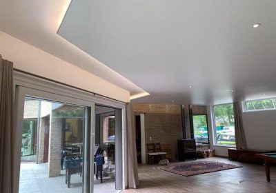 Plafond tendu asymétrique avec gorges lumineuses