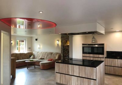 Installation d’un plafond tendu blanc avec cerise lumineuse