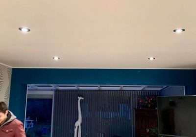 Restauration d’un plafond tendu touché par des dégâts des eaux