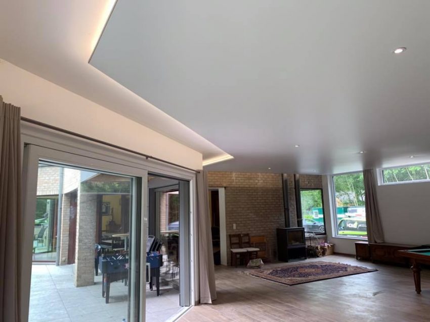 Plafond tendu asymétrique avec gorges lumineuses